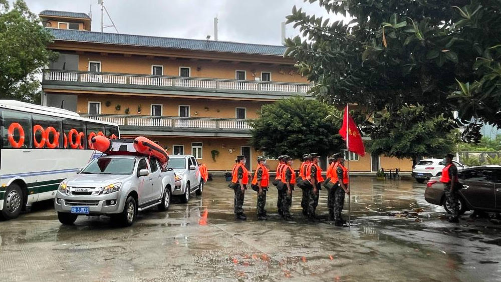 溫暖且堅定，致敬暴雨中的“守護”色！