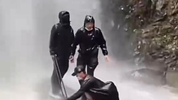 暴雨天打卡瀑布出什么片？ 警示教育片！