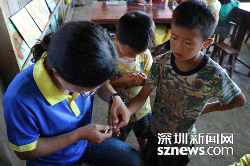 說明:為當地孩子剪指甲、洗臉